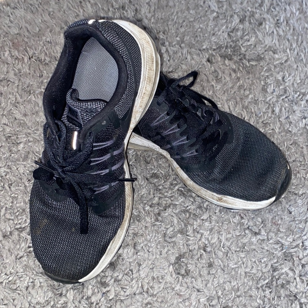 Black Nike Tennis Shoes